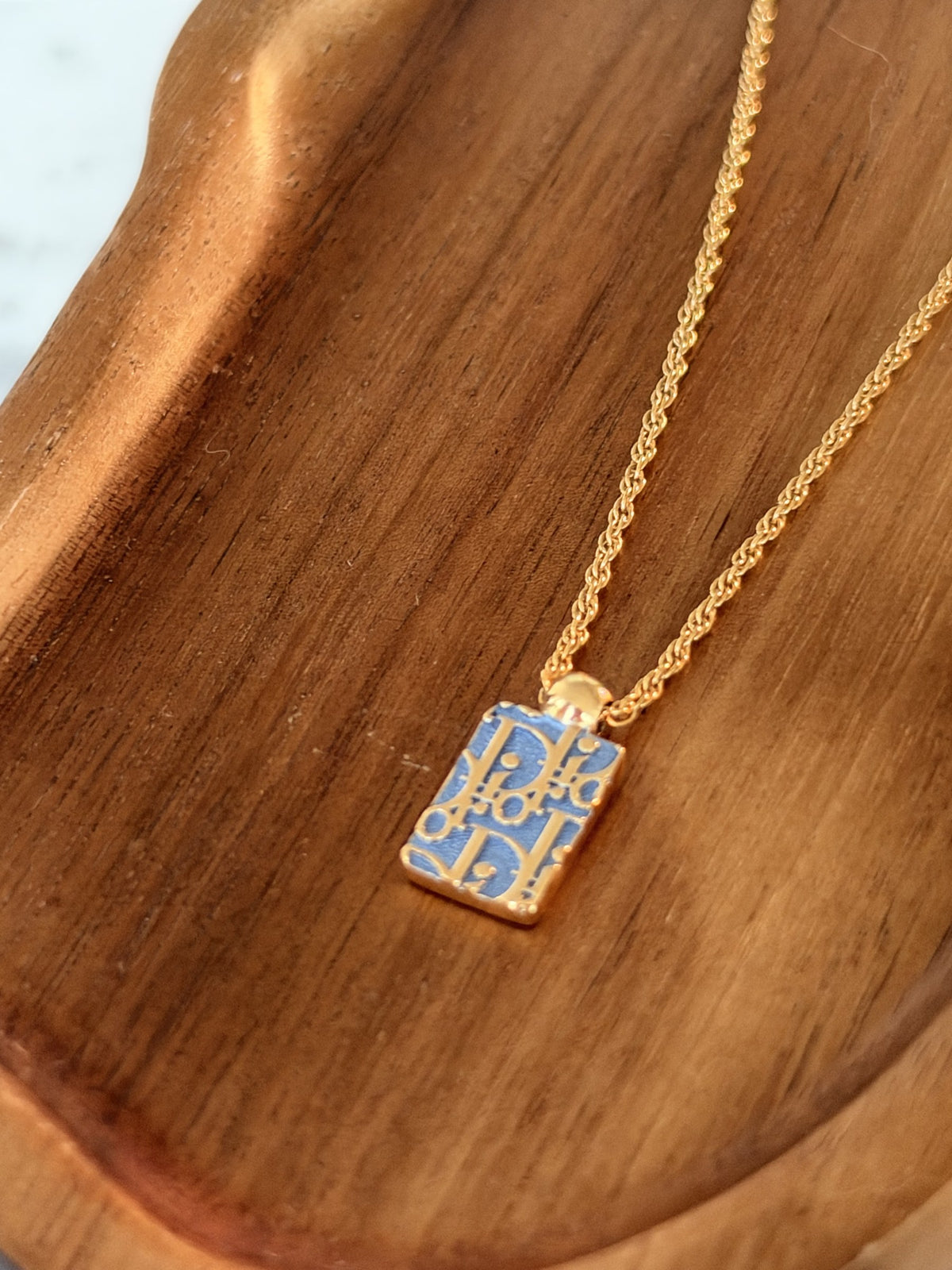 Oblique tag pendant, blue, rope chain