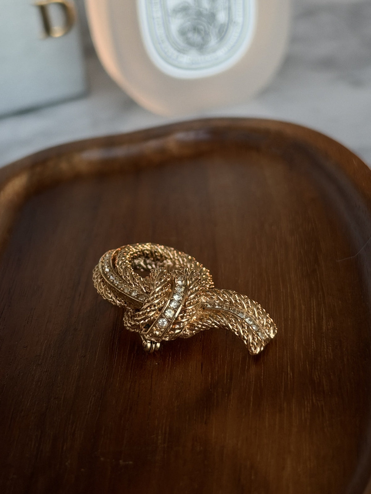 Knot brooch with crystals