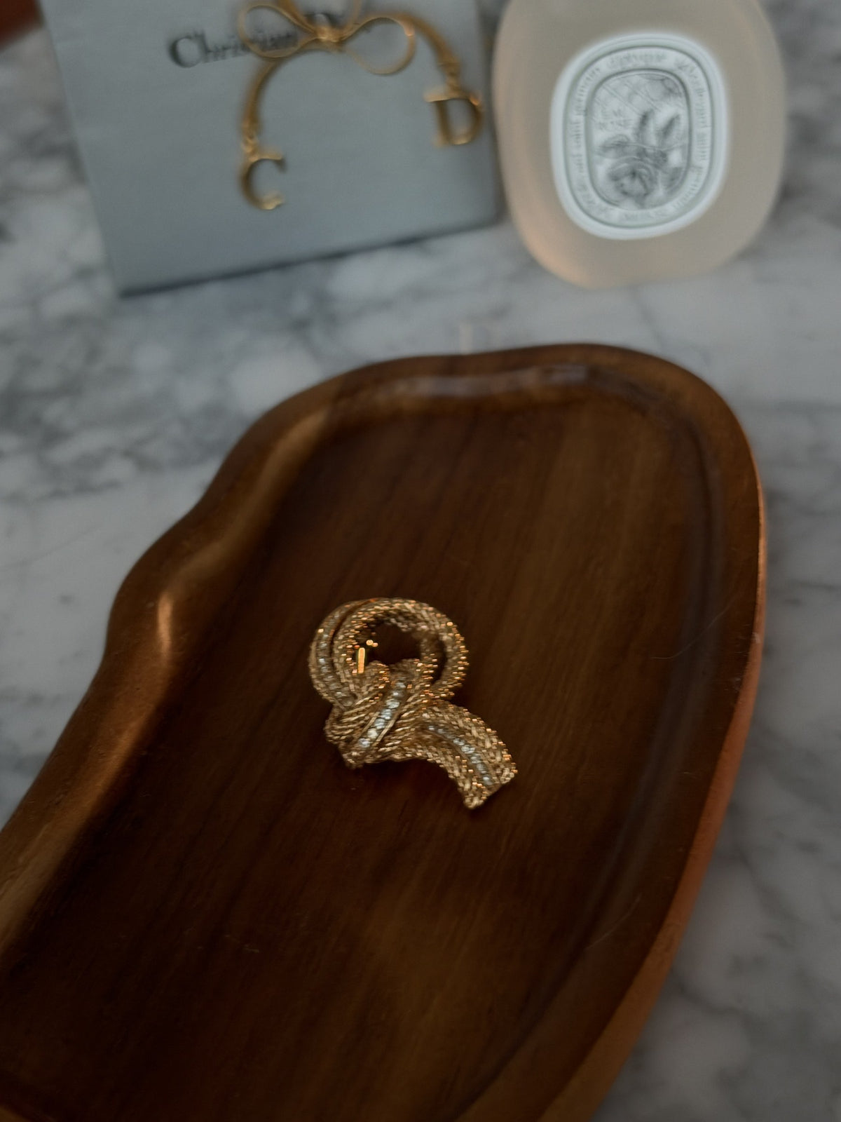 Knot brooch with crystals