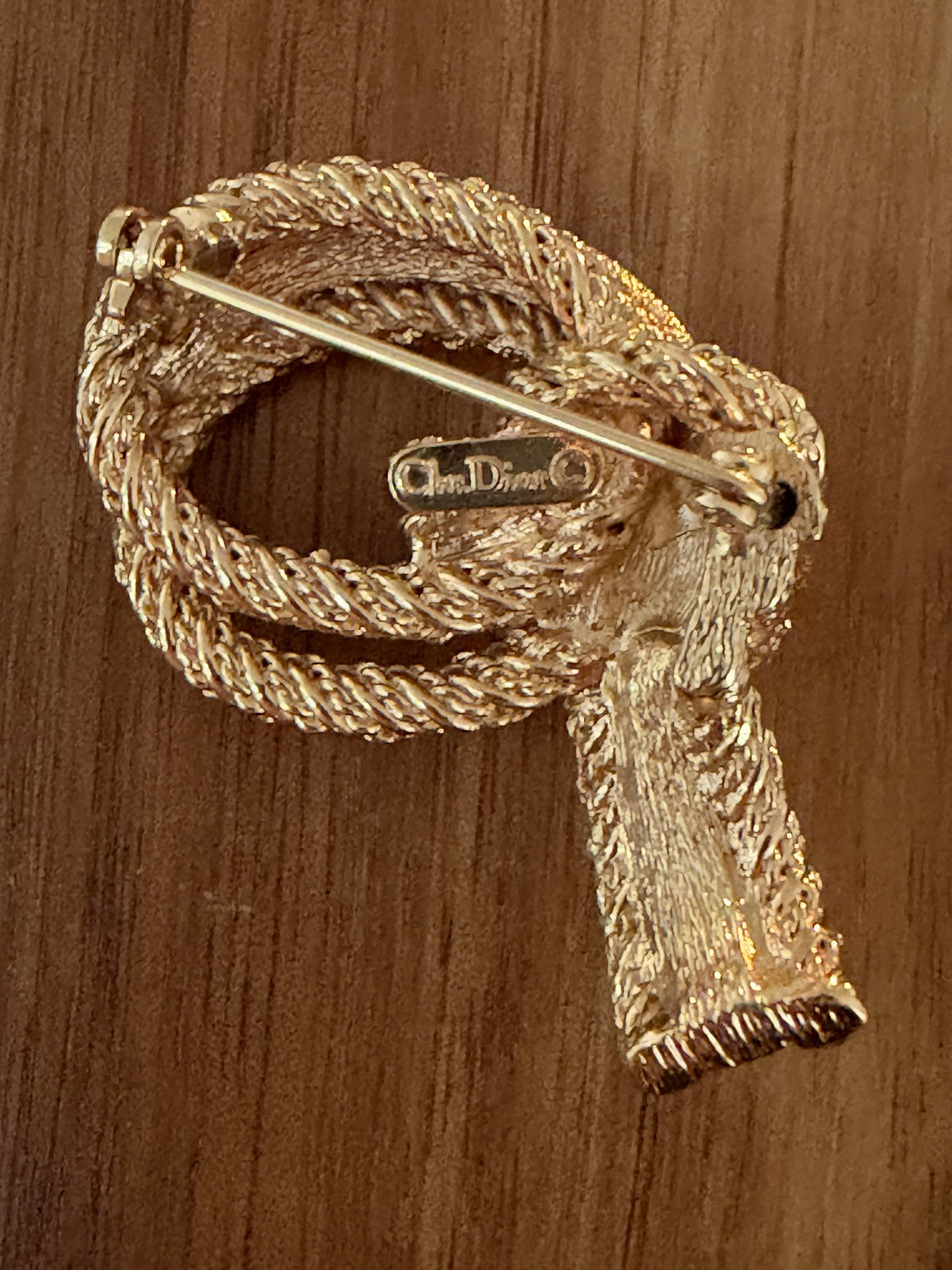 Knot brooch with crystals