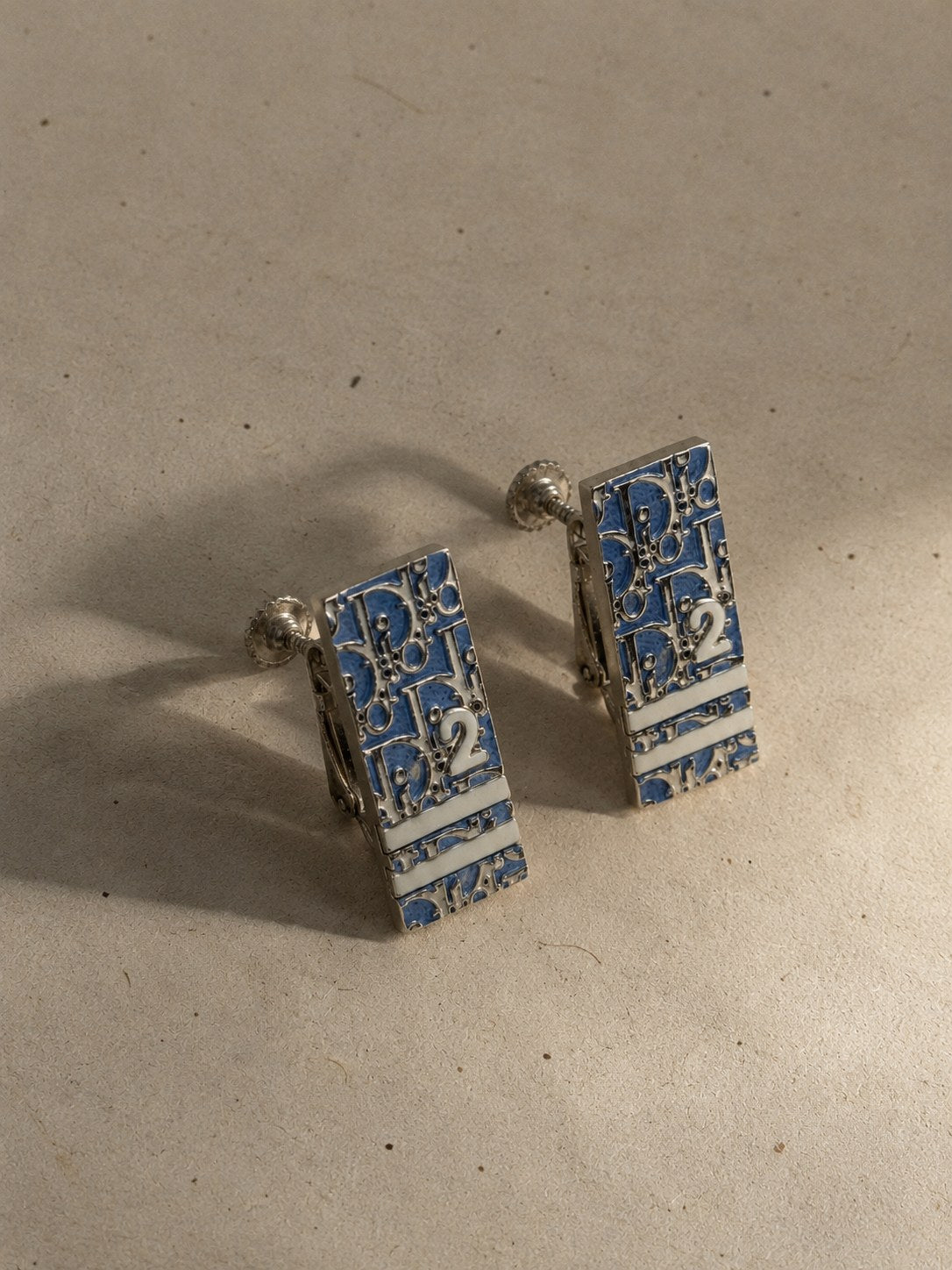 Oblique clip earrings, blue