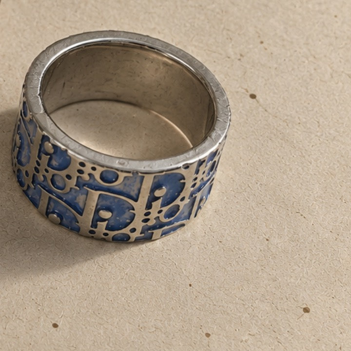 Oblique enamel band ring